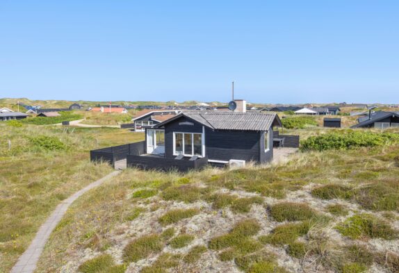 Velbeliggende sommerhus med udestue nær Vesterhavet