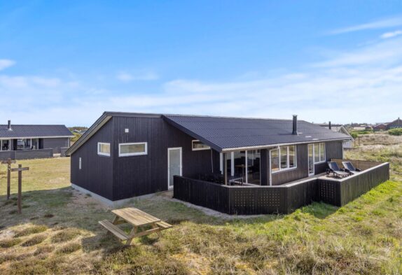 Familieferie i strandnært sommerhus med sauna og spa