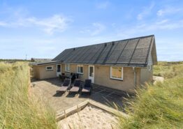 Flot kvalitetshus med gratis varme nær Hvide Sande