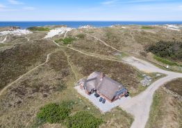 Stråtækt sommerhus i yderste klitrække i Vestjylland