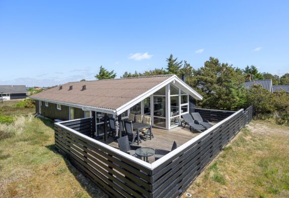 Strandnært sommerhus med sauna i Bjerregård