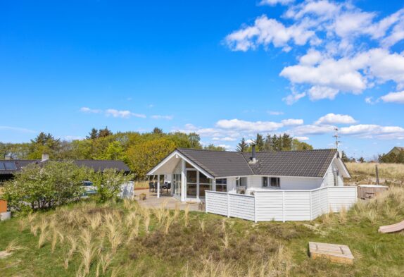 Rummeligt feriehus med stor terrasse og vildmarksbad