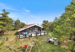 Hyggeligt sommerhus på fredfyldt grund med lukket terrasse