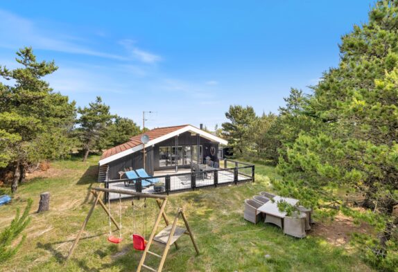 Hyggeligt sommerhus på fredfyldt grund med lukket terrasse