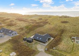 Hyggeligt sommerhus med vildmarksbad og 50 meter til stranden