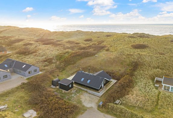 Hyggeligt sommerhus med vildmarksbad og 50 meter til stranden