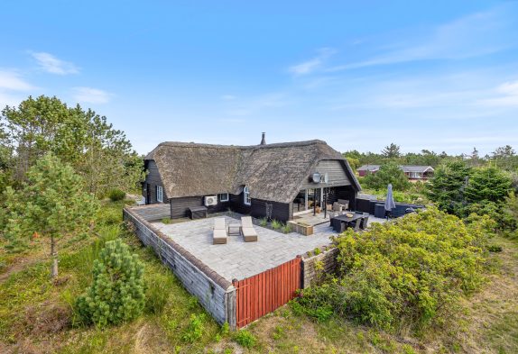 Hund velkommen i dette sommerhus med stråtag