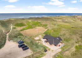 Stort sommerhus direkte ved strand med stort boblebad