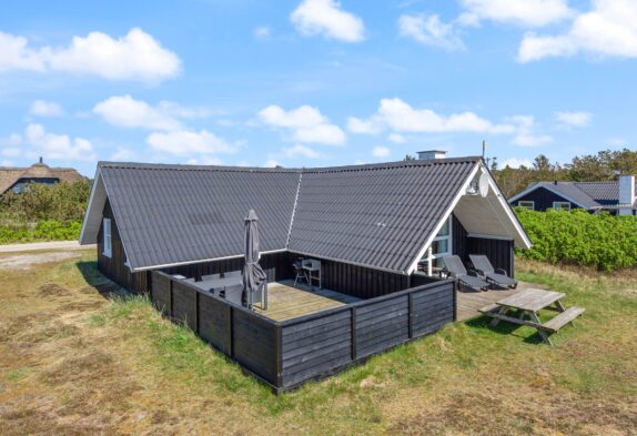 Lyst sommerhus med lukket terrasse