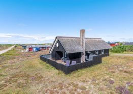 Hyggeligt sommerhus med stråtag og god lukket terrasse