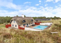 Charmerende stråtækt sommerhus med pool. Kat. nr.:  B2525, Bjerregårdsvej 53;