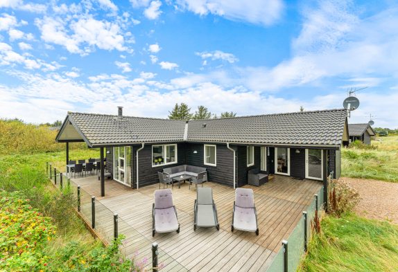 Herligt feriehus med rolig placering og stor terrasse