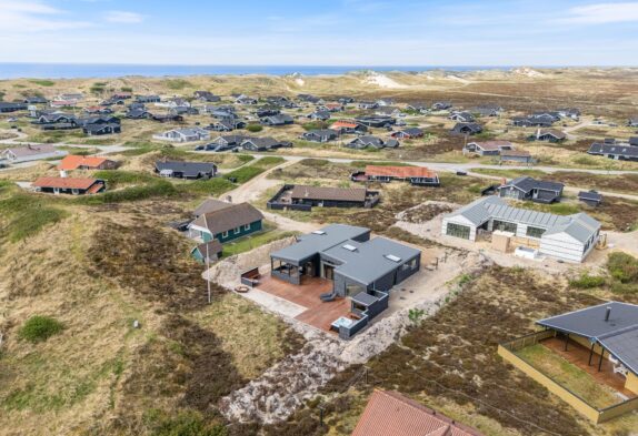 Eksklusivt sommerhus med pool, udespa og klit i baghaven