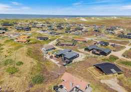 Eksklusivt sommerhus med pool, udespa og klit i baghaven. Kat. nr.:  B2553, Bjerregårdsvej 283;