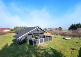 Schönes Sommerhaus mit Terrasse und gemütlichem Wintergarten