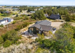 Moderne sommerhus med sauna og afskærmet terrasse. Kat. nr.:  B2578, Bjerregårdsvej 174;
