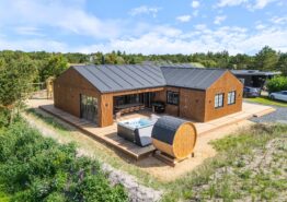Stilvolles Aktivitätshaus mit Außenwhirlpool & Sauna. Kat. nr.:  B2592, Sigfred Jensens Vej 49;