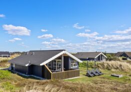 Strandnært sommerhus med spa og sauna i Bjerregård