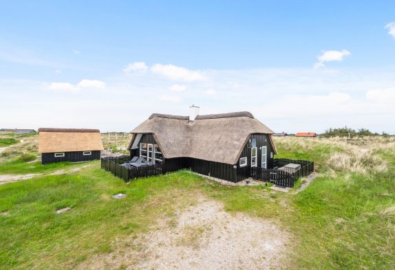 Schönes Reetdachhaus mit geschlossenen Terrassen und Sauna