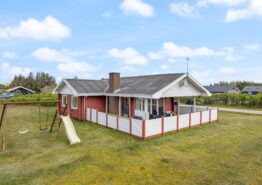 Træsommerhus med lukket terrasse og plads til hundene