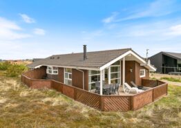 Flot feriehus med stor lukket terrasse på naturgrund
