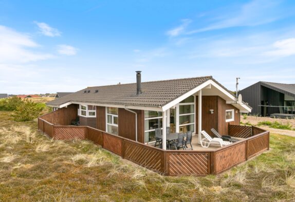 Flot feriehus med stor lukket terrasse på naturgrund