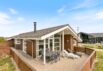 Flot feriehus med stor lukket terrasse på naturgrund (billede 26)