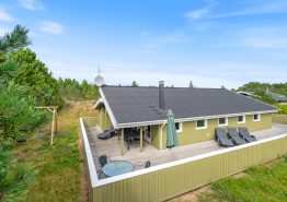 Familievenligt sommerhus med gæste-wc, stor lukket terrasse