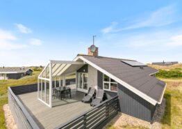 Skønt sommerhus med lukket terrasse og læ