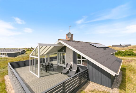 Skønt sommerhus med lukket terrasse og læ