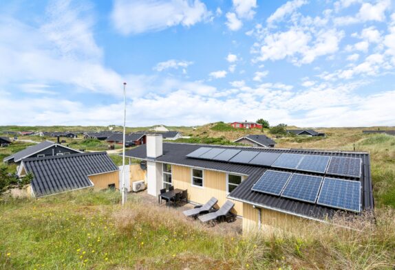 Schönes Ferienhaus mit Terrassen, Sauna & Whirlpool, nah am Meer