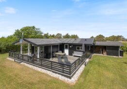 Sommerhus med skøn, lukket terrasse og uforstyrret plænegrund