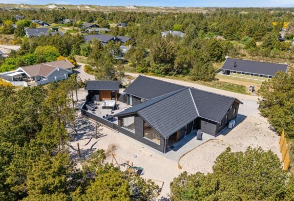 Luksuriøst poolhus med aktivitetsrum, udesauna og udespa