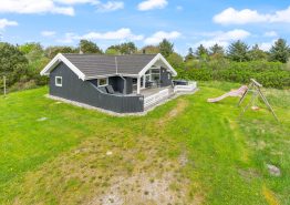 Hyggeligt feriehus på plænegrund med lukket terrasse