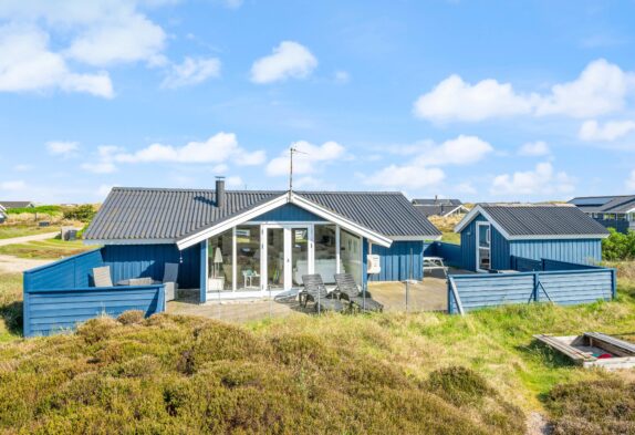 Dejligt sommerhus tæt på strand og med afskærmet terrasse