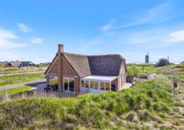 Særdeles rummeligt og roligt feriehus med stråtag