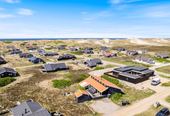 Strandnært og velholdt feriehus med spa og sauna