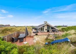 Velholdt feriehus med stor terrasse nær stranden