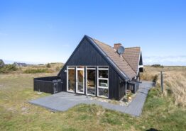 Klassisches Ferienhaus mit schönen Terrassen auf herrlichem Dünengrundstück