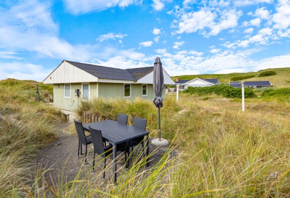 Strandnært og hyggeligt sommerhus til 5 personer i Bjerregård