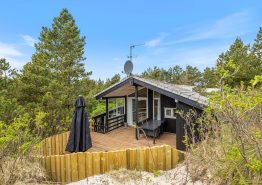 Klassisk sommerhus med gode, private terrasser