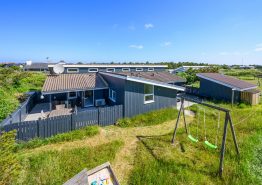 Skønt sommerhus i Bjerregård med brændeovn, sauna og spa