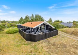 Velholdt sommerhus med carport og lukket terrasse