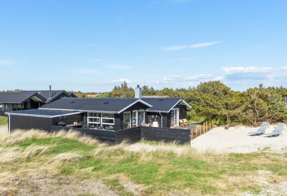 Hyggeligt sommerhus med brændeovn og lukket terrasse
