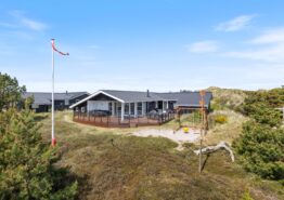 Lyst og rummeligt feriehus tæt på stranden