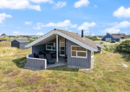 Strandnært feriehus i Bjerregård med spabad og brændeovn