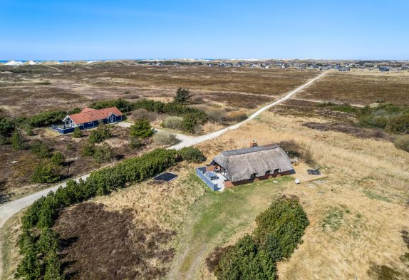 Hyggeligt stråtækt sommerhus på naturgrund i Bjerregård