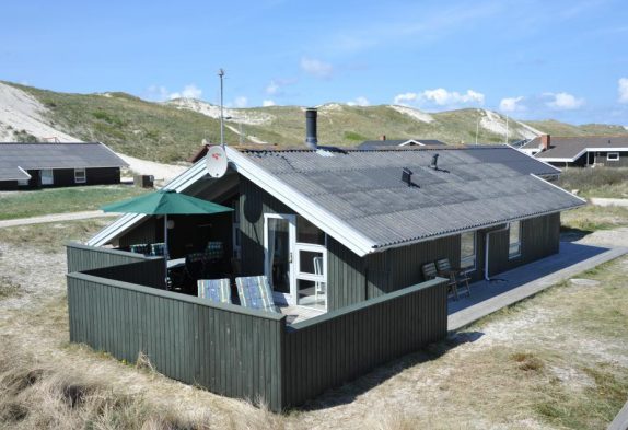 Sommerhus med pejs bare 100 meter fra havet