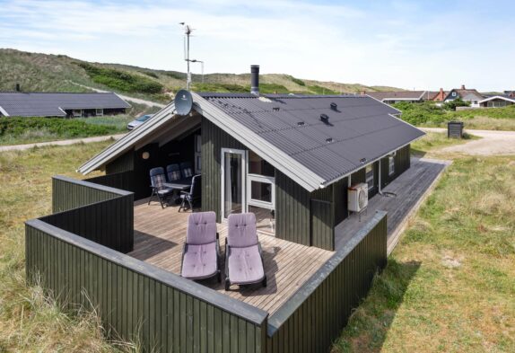 Sommerhus med pejs bare 100 meter fra havet