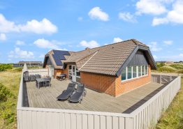 Strandnært poolhus til 12 personer med sauna og spa